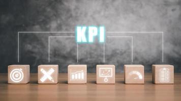 KPI Key Performance Indicator Geschäfts- und Industrieanalysekonzept, Holzblock mit KPI-Symbol auf virtuellem Bildschirm. foto