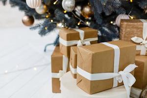 geschenke und geschenke unter weihnachtsbaum winterurlaub konzept