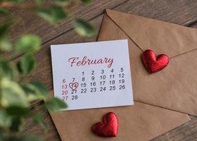 Februar Kalender. Kalender flach gelegt. der 14. Februar. Valentinstag foto