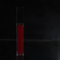 Roter Lippenstift auf schwarzem Hintergrund isoliert foto