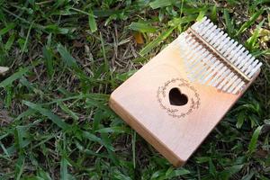 Handspiel Kalimba oder Mbira ist ein afrikanisches Musikinstrument. Hergestellt aus Holzbrett mit Metallinstrument im Garten foto