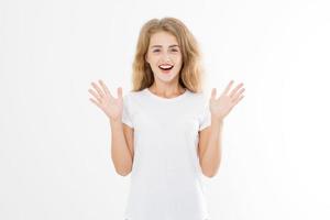 Erfolgskonzept. sehr glückliche und aufgeregte junge kaukasische Frau im leeren Schablonent-shirt lokalisiert auf weißem Hintergrund. Platz kopieren. Attrappe, Lehrmodell, Simulation foto