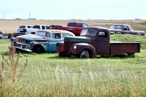 Autowracks auf einem Feld foto