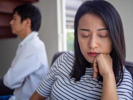 asiatische Frauen trauern und ärgern sich über das Verhalten ihres Mannes. nach einem Streit und verursacht Schmerzen im Herzen. wütend und verstehen sich nicht, was zur Scheidung führt foto
