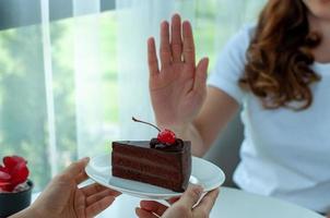 Früher haben die Frauen den Kuchenteller mit den Leuten geschoben. Essen Sie keine Desserts zur Gewichtsreduktion. foto