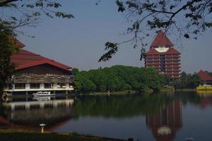 schöne aussicht auf die indonesische universität in depok, indonesien foto