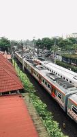 indonesische Eisenbahn überquert foto