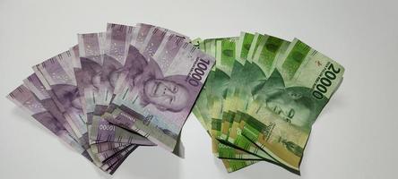 mehrere Blätter indonesischer Banknoten nominell 10000 und 20000 isoliert auf weißem Hintergrund. konzeptionelle illustration des geldgeschäfts foto