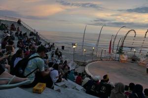 kecak-tanzaufführung am melasti beach, bali, indonesien foto