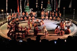 kecak-tanzaufführung am melasti beach, bali, indonesien foto