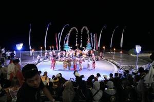 kecak-tanzaufführung am melasti beach, bali, indonesien foto