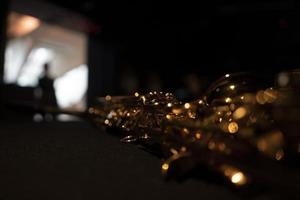 Saxophon Detail Nahaufnahme isoliert auf schwarz foto