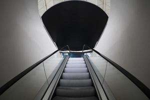 Rolltreppe zum schwarzen Ausgang foto