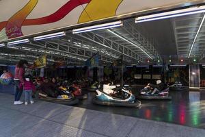 genua, italien - 9. dezember 2018 - der traditionelle weihnachtsvergnügungspark luna park wird eröffnet foto