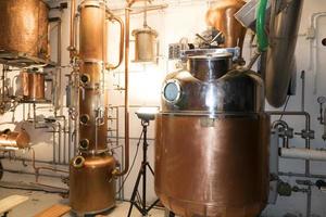Destillierkolben aus Kupfer in der Destillerie foto