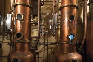 Destillierkolben aus Kupfer in der Destillerie foto