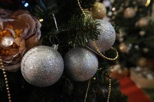 Christbaumschmuck auf dem Straßenmarkt foto