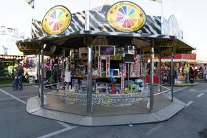 genua, italien - 9. dezember 2018 - der traditionelle weihnachtsvergnügungspark luna park wird eröffnet foto