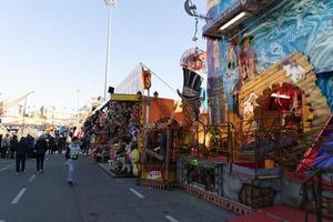 genua, italien - 9. dezember 2018 - der traditionelle weihnachtsvergnügungspark luna park wird eröffnet foto