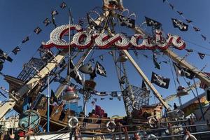 genua, italien - 9. dezember 2018 - der traditionelle weihnachtsvergnügungspark luna park wird eröffnet foto