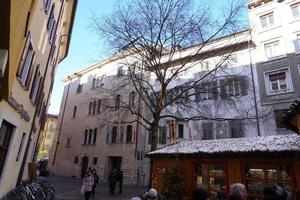 trento, italien - 9. dezember 2017 - leute am traditionellen weihnachtsmarkt foto