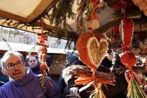 trento, italien - 9. dezember 2017 - leute am traditionellen weihnachtsmarkt foto