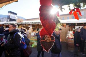 trento, italien - 9. dezember 2017 - leute am traditionellen weihnachtsmarkt foto