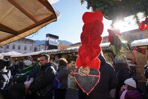 trento, italien - 9. dezember 2017 - leute am traditionellen weihnachtsmarkt foto