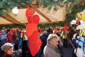 trento, italien - 9. dezember 2017 - leute am traditionellen weihnachtsmarkt foto