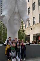 New York, Usa - 5. Mai 2019 - Skulptur im Rockefeller Center hinter der Mauer foto