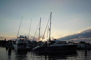 Blick auf den Hafen von Nantucket bei Sonnenuntergang foto