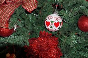 Christbaumschmuck auf dem Markt foto