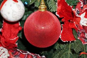 Christbaumschmuck auf dem Markt foto