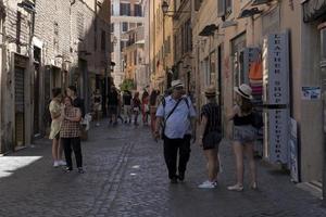 rom, italien - 16. juni 2019 - via del corso voller touristen foto