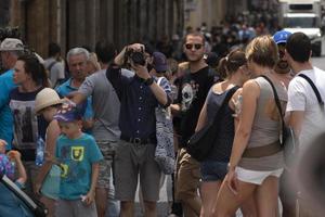 rom, italien - 15. juni 2019 - tourist, der selfie in trinita dei monti, spanien, nimmt foto