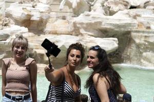 rom, italien - 15. juni 2019 - tourist, der selfie am fontana di trevi-brunnen nimmt foto