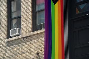 Regenbogenfahne auf Manhattan Building in New York City foto