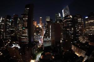 new york city nachtluftstadtbild von der dachterrasse foto