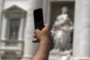 tourist, der selfie am fontana di trevi-brunnen rom nimmt foto