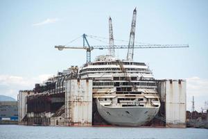 Wrack der Costa Concordia im Hafen von Genua foto