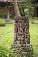 Holz-Tiki am tropischen Paradiesstrand foto