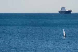 Windsurfen und Schiff foto