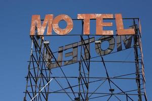 Motel verrostet Schild am blauen Himmelshintergrund foto