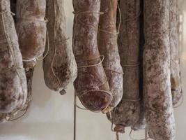 italienisch verschiedene traditionelle salami im laden. foto