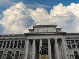 velasquez-statue das prado-museum oder museo del prado ist das wichtigste spanische nationale kunstmuseum im zentrum von madrid. foto