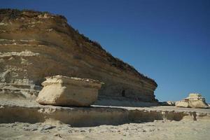 saint peter pools malta felsformation loch auf felsen foto