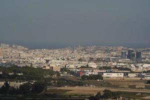 blick vom mittelalterlichen dorfsteingebäude der medina in malta foto