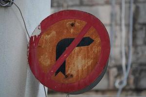 kein rechts abbiegen verrostetes schild rabat mittelalterliches dorf straßenansicht gebäude in malta foto