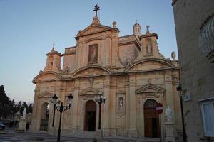 rabat mittelalterliches dorf straßenansicht gebäude in malta kirche foto