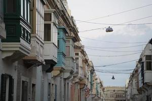 rabat mittelalterliches dorf straßenansicht gebäude in malta bemalte bogenfenster foto